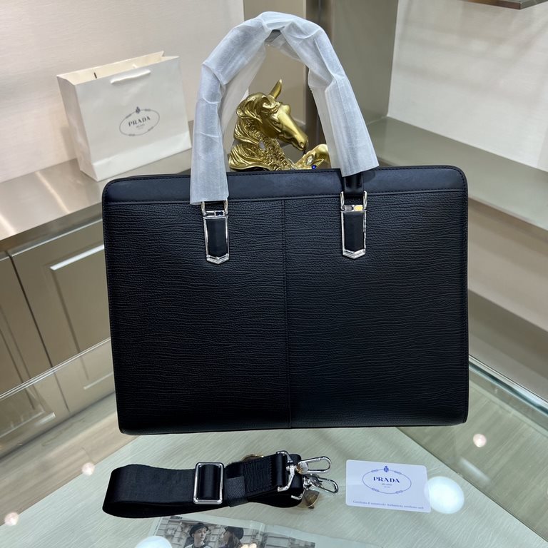 PRADA   Prada new men's stereotypical briefcase, made of imported first layer stereotypical cowhide leather, with top hardware, with a combination lock, in the briefcase series is really the best. Businessmen and trendse