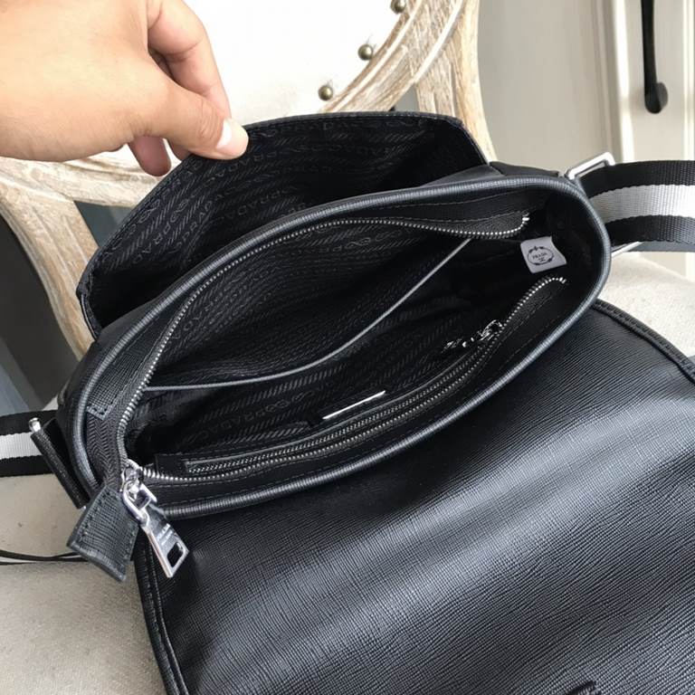 Top counter mouse goods 2022 latest style Prada nylon cloth with leather crossbody bag universal models super hot mass shipment pull, clamoring counter goods   top original single goods   paper talking about bragging rig