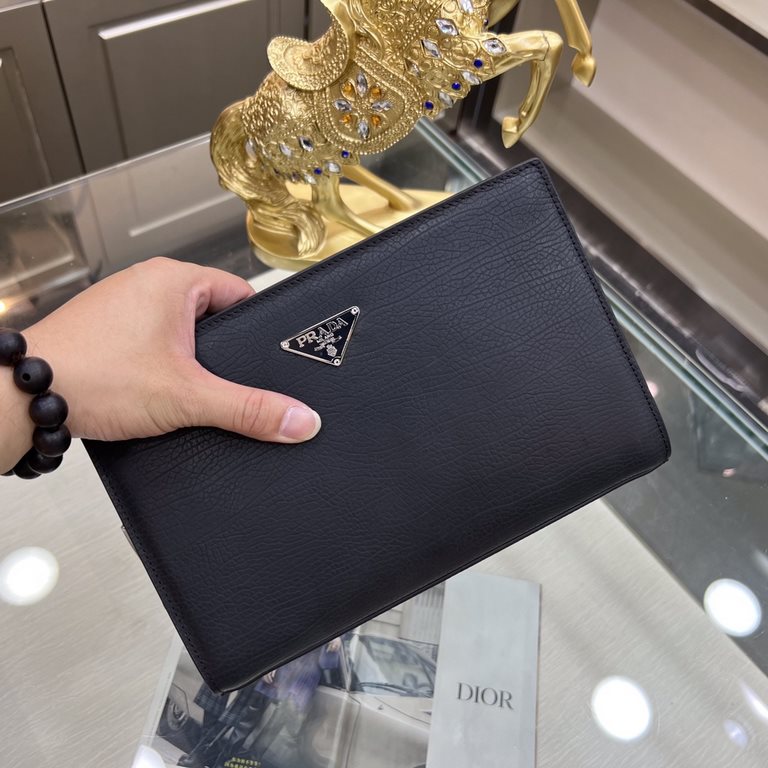 PRADA Prada New Clutch Bag Made of imported head layer shaped cowhide leather, top polished stainless steel finish metal accessories , front exterior triangular enamel logo, simple and generous business Successful men's 