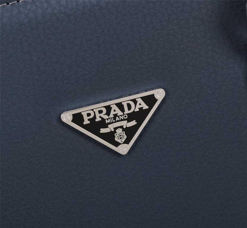 【Top Original Quality】 2022 Newest Prada Briefcase The original European imported cowhide outlines the iconic lines, made with imported equipment, fashionable and trendy, counter quality, more zipper pockets and internal