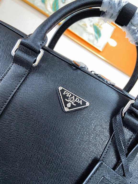 秘秘 [Prada 8026]    Counter the latest explosion of men's briefcases, heavy money to create a new channel goods   Energetic   Ideal for men's   Original hardware  LOGO clear and unparalleled   Top head-layer Cowhide   qua