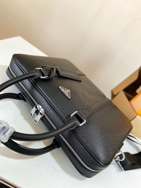 秘秘 [Prada 8026]    Counter the latest explosion of men's briefcases, heavy money to create a new channel goods   Energetic   Ideal for men's   Original hardware  LOGO clear and unparalleled   Top head-layer Cowhide   qua