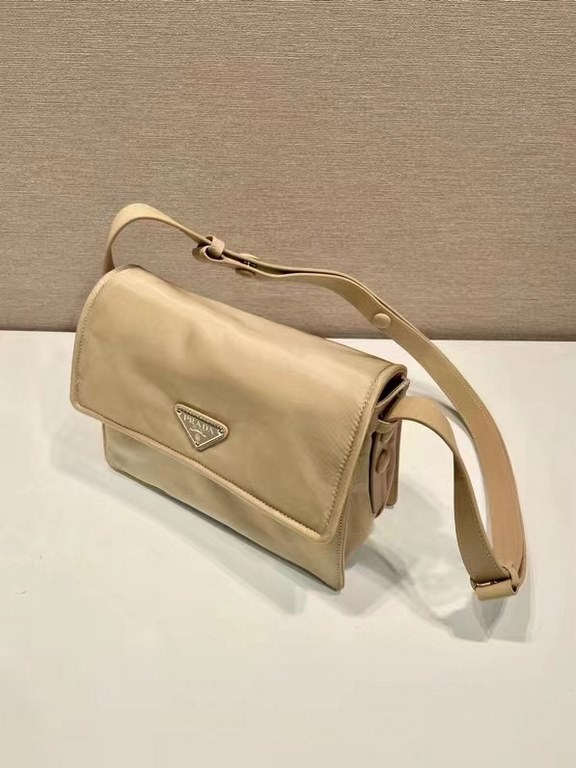 .    explosive messenger bag mini number   new color  too cute   this shoulder bag Yen unique padded nylon to create, and with adjustable leather straps and back pockets, metal fittings to give a touch of color, the over