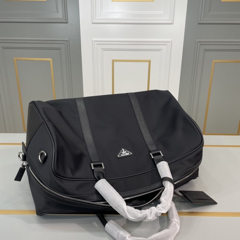 .  Prada new high-end men's casual spin line bag [smile] workmanship is super refined and elegant. With imported raw materials cowhide counter special hardware and special lining bags.