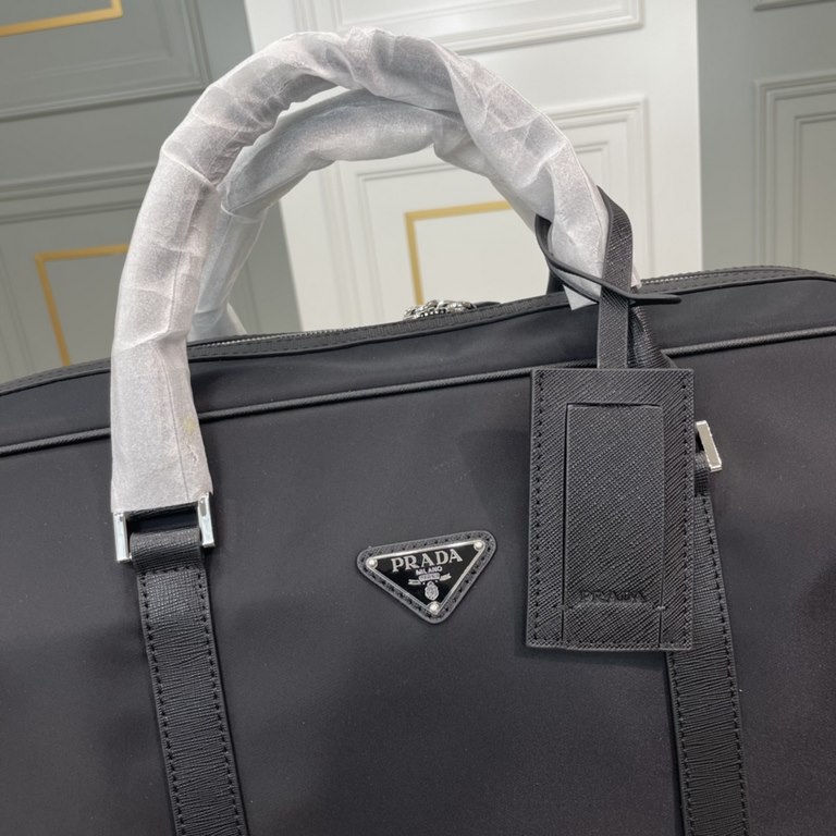 .  Prada new high-end men's casual spin line bag [smile] workmanship is super refined and elegant. With imported raw materials cowhide counter special hardware and special lining bags.