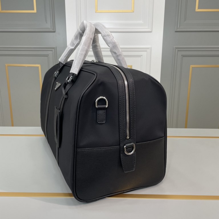 .  Prada new high-end men's casual spin line bag [smile] workmanship is super refined and elegant. With imported raw materials cowhide counter special hardware and special lining bags.