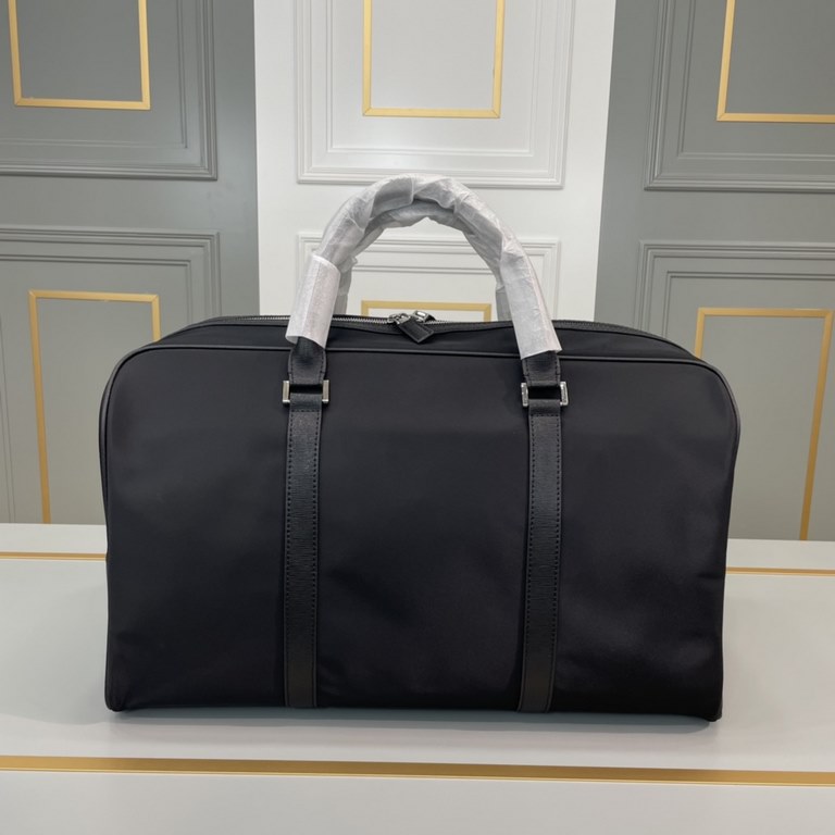 .  Prada new high-end men's casual spin line bag [smile] workmanship is super refined and elegant. With imported raw materials cowhide counter special hardware and special lining bags.