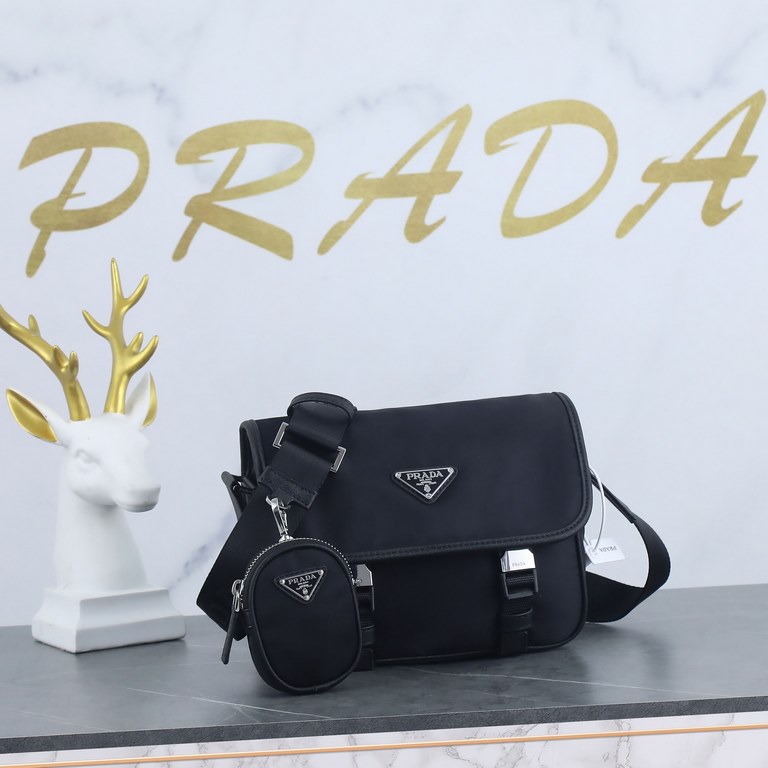 Prada Prada   counter the latest three-in-one combination messenger bag 2VD034 arrived   very representative of the nylon triangle label elements Simple the latest triangle label decorative, and does not compress the spa