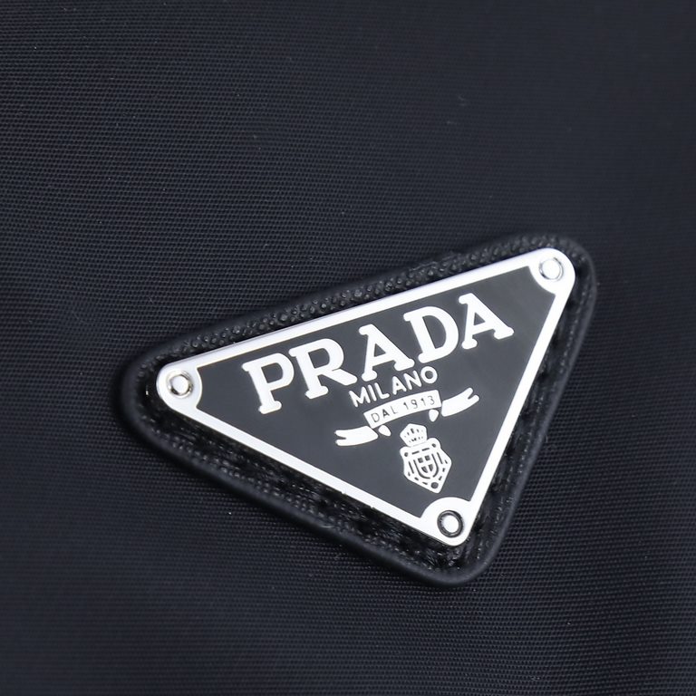 Prada Prada   counter the latest three-in-one combination messenger bag 2VD034 arrived   very representative of the nylon triangle label elements Simple the latest triangle label decorative, and does not compress the spa