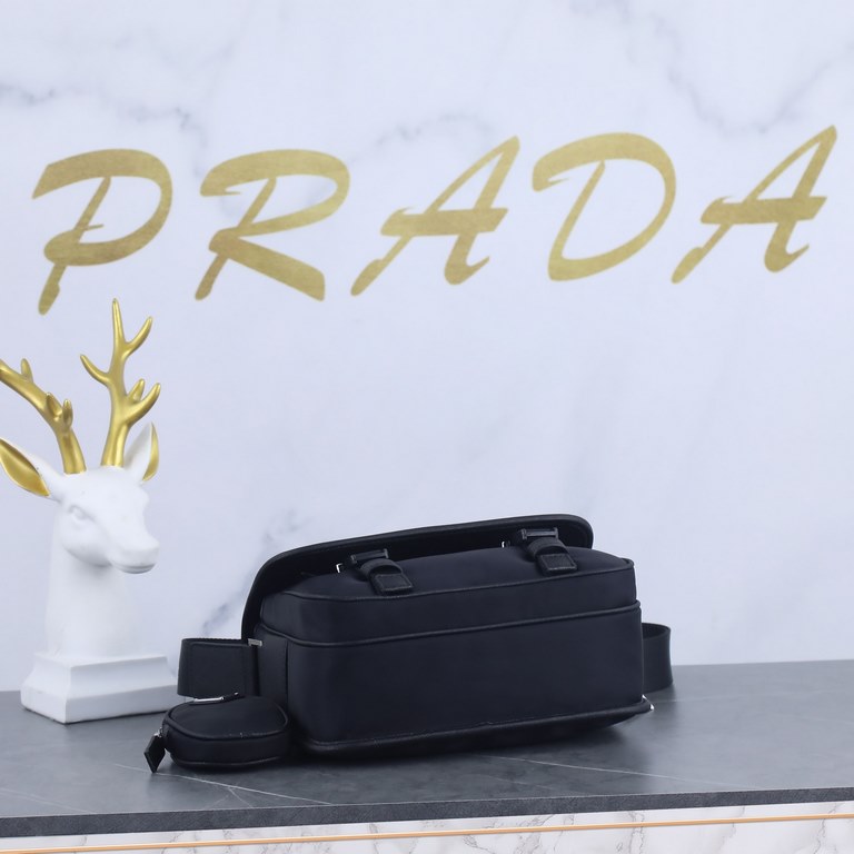 Prada Prada   counter the latest three-in-one combination messenger bag 2VD034 arrived   very representative of the nylon triangle label elements Simple the latest triangle label decorative, and does not compress the spa