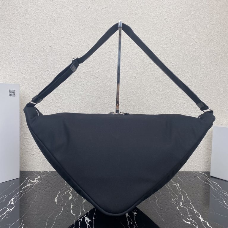 【Top Original】   Canvas Big Triangle Bag  2VY007   The whole network chasing the explosion of the big triangle bag to come   This multifunctional triangular canvas crossbody bag is reinterpreted in a novel way, with adju