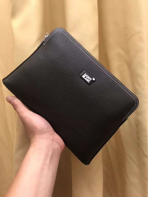 The biggest feature of this bag is practical, double pull, put something special to one. Empty bag can also keep the bag shape, love love love!!!! There is a zipper compartment inside the back zipper compartment. The fro