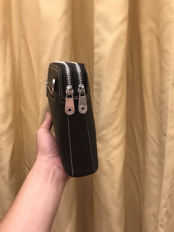 The biggest feature of this bag is practical, double pull, put something special to one. Empty bag can also keep the bag shape, love love love!!!! There is a zipper compartment inside the back zipper compartment. The fro