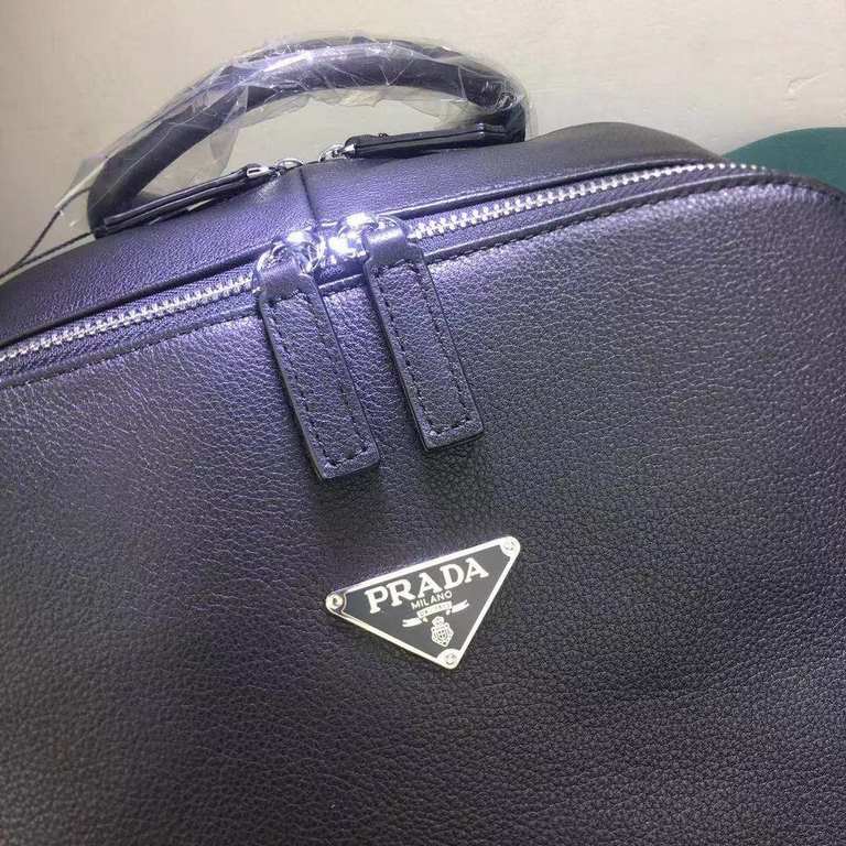 top goods Prada backpack    classic hot shipment pull, without adding any effect) top imported original cowhide, ultra-high definition hardware logo logo, ultra-comfortable feel soft leather, ultra-high-tech leather desi