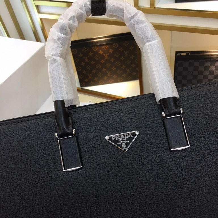 The original official website model 66590-1 # original single goods [love] Prada original single authentic new counter with the same high-end men's casual briefcase   workmanship is super refined and elegant. With import