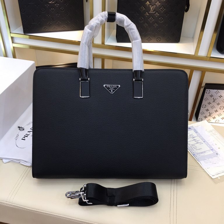 The original official website model 66590-1 # original single goods [love] Prada original single authentic new counter with the same high-end men's casual briefcase   workmanship is super refined and elegant. With import