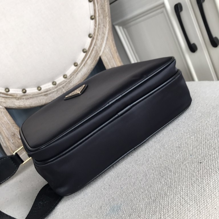 Top counter mouse goods 2022 latest style Prada nylon cloth satchel super hot models large shipments pull, clamoring counter goods  top original single goods  paper talking about bragging rights we will not, please let t