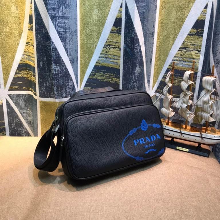 Prada new men's shoulder crossbody bag   imported head layer cowhide, leather feel soft and delicate and comfortable, the version of the perfect   on the body excellent effect   , physical   shooting, the effect of the t