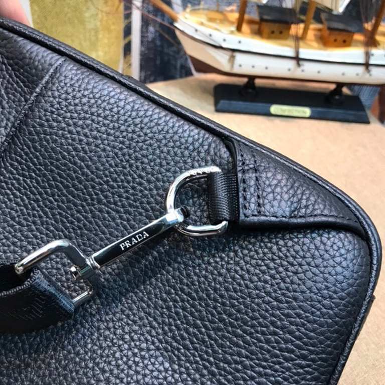 Prada new men's chest bag   imported head layer cowhide, leather feel soft delicate and comfortable, the version of the perfect   excellent on the body effect   , the physical   shooting, the effect of the touch, the qua