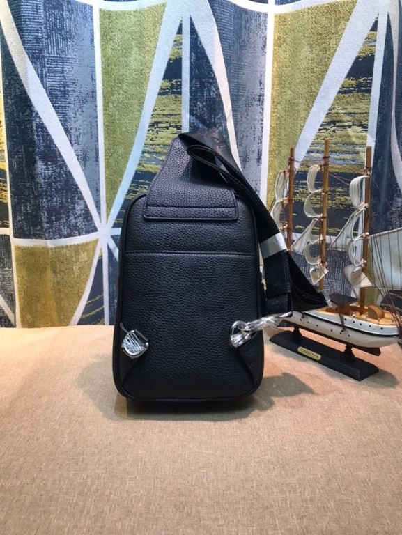 Prada new men's chest bag   imported head layer cowhide, leather feel soft delicate and comfortable, the version of the perfect   excellent on the body effect   , the physical   shooting, the effect of the touch, the qua