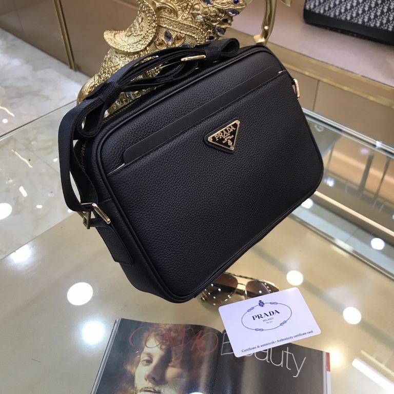 PRADA Prada new shoulder single bag official website with out step goods, fashionable style, high The new Prada shoulder bag is the same as the official website! The use of first layer of imported leather cattle with the