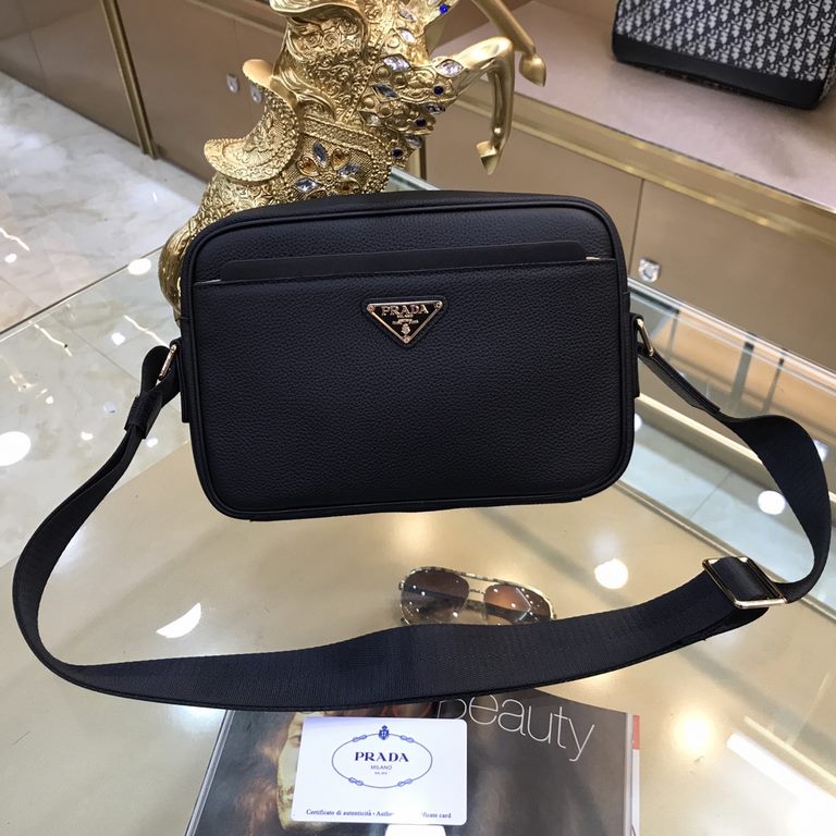 PRADA Prada new shoulder single bag official website with out step goods, fashionable style, high The new Prada shoulder bag is the same as the official website! The use of first layer of imported leather cattle with the