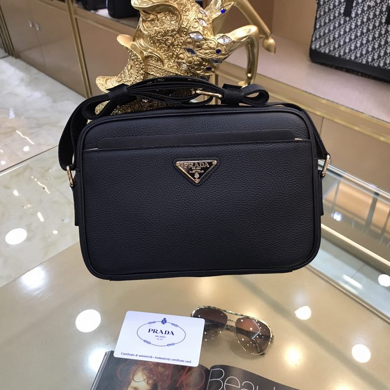 PRADA Prada new shoulder single bag official website with out step goods, fashionable style, high The new Prada shoulder bag is the same as the official website! The use of first layer of imported leather cattle with the