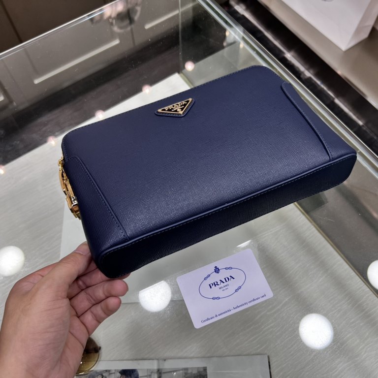 PRADA Prada New Clutch Bag Made of imported cross grain cowhide, top polished stainless steel finish metal accessories, front exterior triangle enamel logo, double pull double lock design more practical and safe, simple 