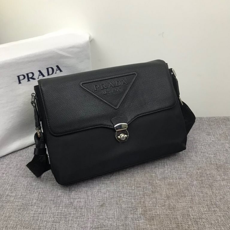 Prada     essential top original single small bag. Customized exclusive Italian imported cloth with cowhide production, look at the leather pattern, the market is absolutely unique, comfortable and delicate fabrics, simp