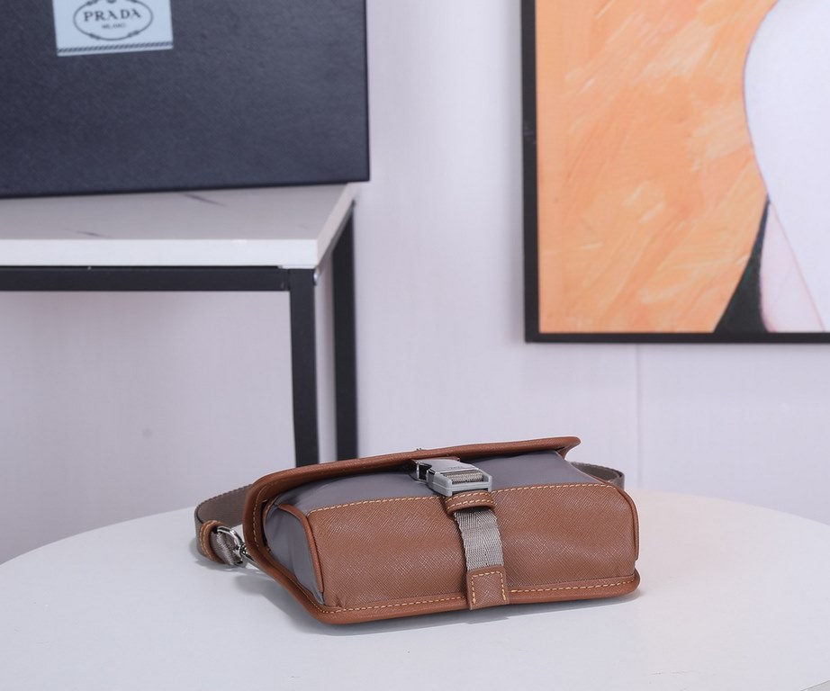 The new mini messenger bag with original box is shipped out  2ZH108   !The mini messenger bag shape is super unique and definitely worth getting for the small bag trend that's super popular right now! And it has an inexp