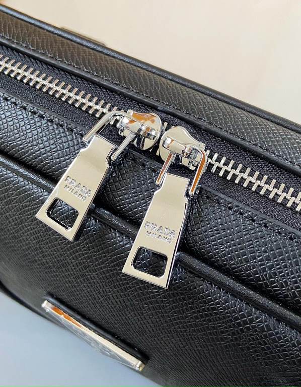 秘秘 [Prada 8026]    Counter the latest explosion of men's briefcases, heavy money to create a new channel goods   Energetic   Ideal for men's   Original hardware  LOGO clear and unparalleled   Top head-layer Cowhide   qua