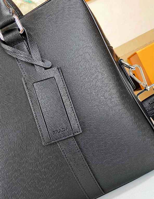 秘秘 [Prada 8026]    Counter the latest explosion of men's briefcases, heavy money to create a new channel goods   Energetic   Ideal for men's   Original hardware  LOGO clear and unparalleled   Top head-layer Cowhide   qua