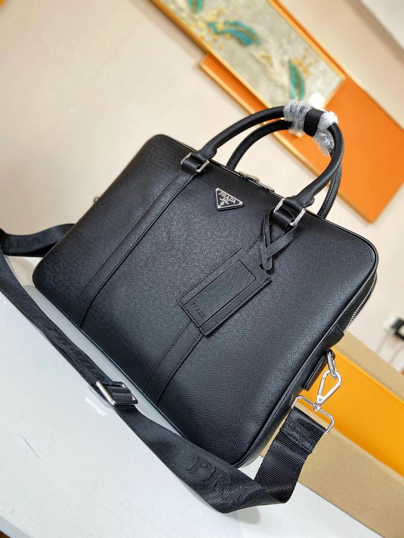 秘秘 [Prada 8026]    Counter the latest explosion of men's briefcases, heavy money to create a new channel goods   Energetic   Ideal for men's   Original hardware  LOGO clear and unparalleled   Top head-layer Cowhide   qua