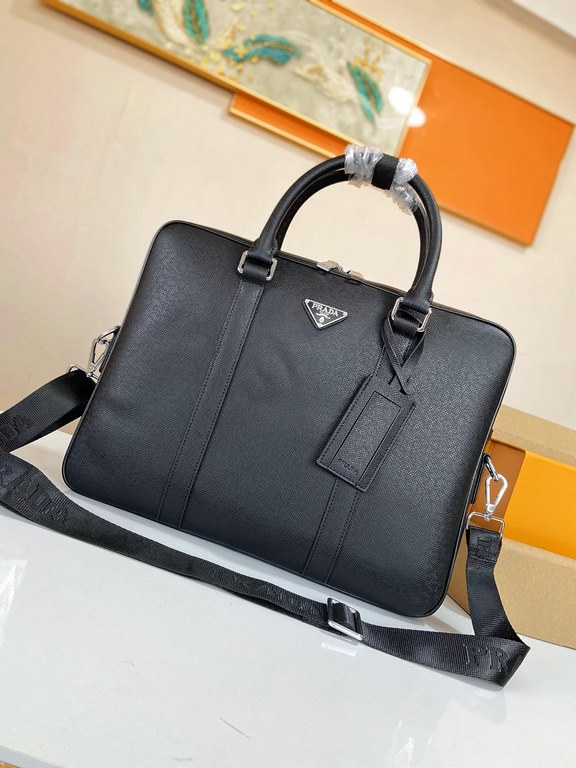 秘秘 [Prada 8026]    Counter the latest explosion of men's briefcases, heavy money to create a new channel goods   Energetic   Ideal for men's   Original hardware  LOGO clear and unparalleled   Top head-layer Cowhide   qua