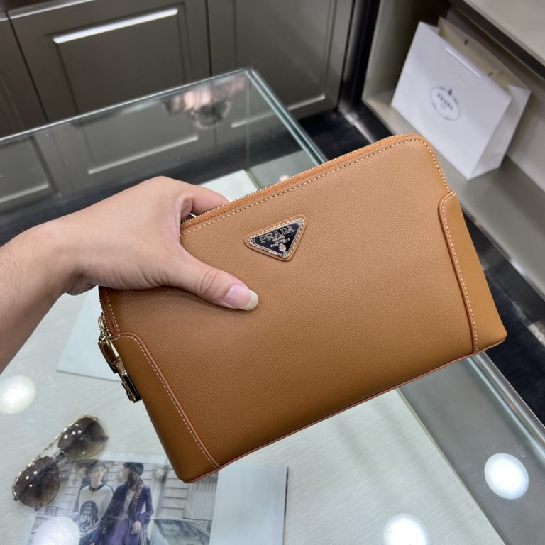 PRADA Prada New Clutch Bag Made of imported cross grain cowhide leather, top polished stainless steel finish metal fittings , front exterior triangular enamel logo, double-pull double-lock design is more practical and sa