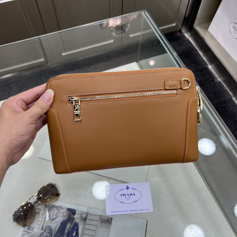 PRADA Prada New Clutch Bag Made of imported cross grain cowhide leather, top polished stainless steel finish metal fittings , front exterior triangular enamel logo, double-pull double-lock design is more practical and sa