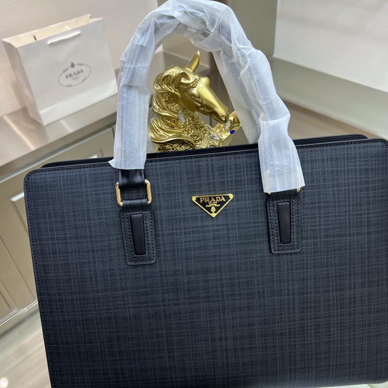 PRADA Prada New Briefcase Made of imported cowhide leather, top polished stainless steel finish metal accessories , front exterior triangular enamel logo, simple and generous business Successful men's favorite   !Size 38