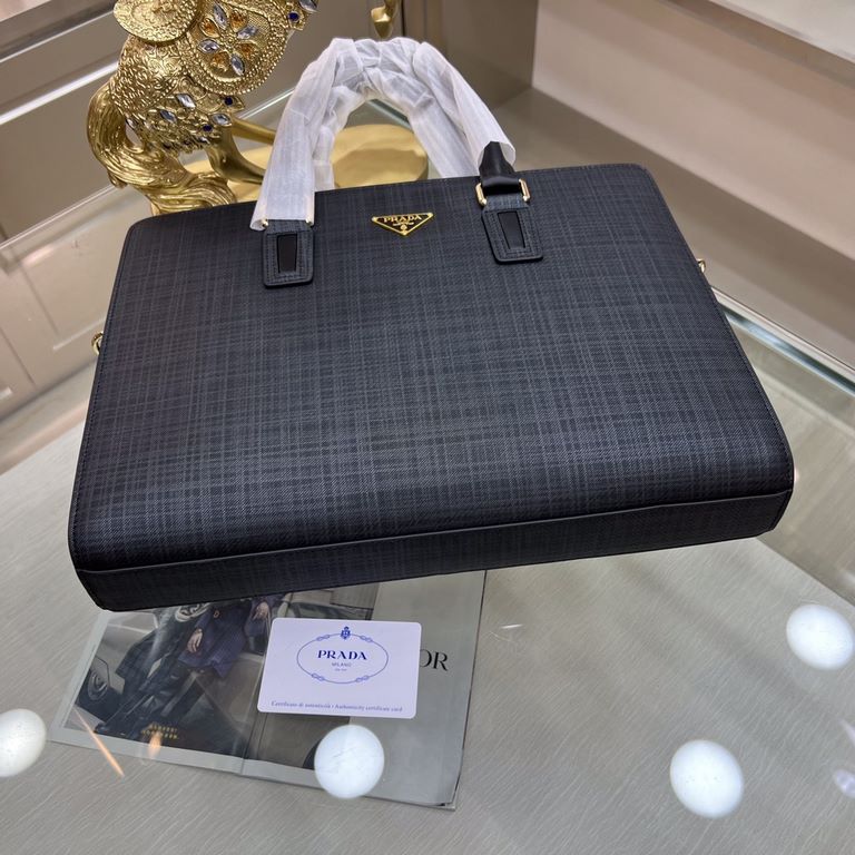 PRADA Prada New Briefcase Made of imported cowhide leather, top polished stainless steel finish metal accessories , front exterior triangular enamel logo, simple and generous business Successful men's favorite   !Size 38