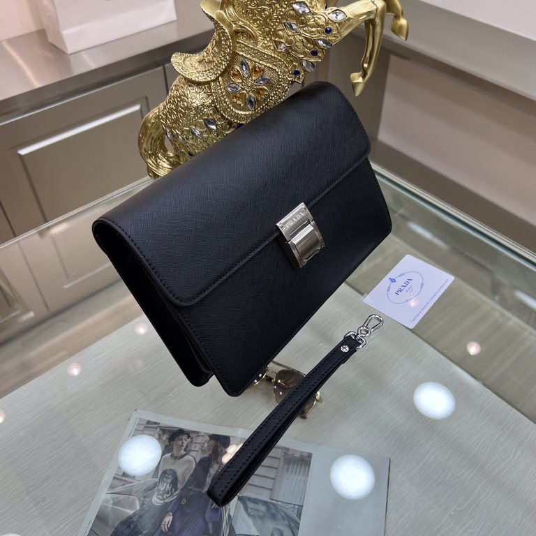 PRADA Prada new men's stereotypical clutch bag, made of imported cross grain cowhide leather, with top quality hardware, is one of the best in the handbag series. It is suitable for both businessmen and trendsetters. [co