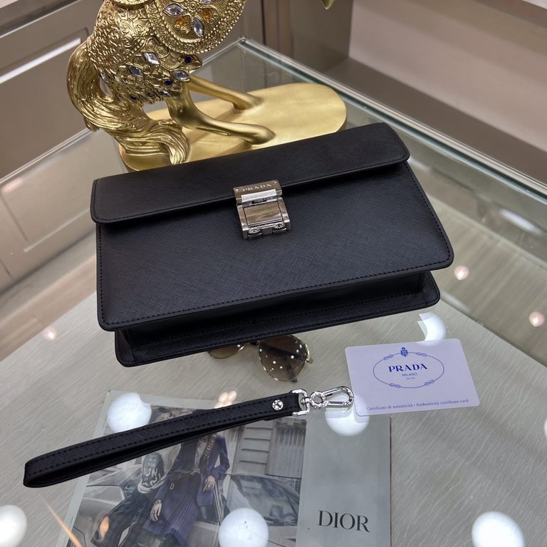 PRADA Prada new men's stereotypical clutch bag, made of imported cross grain cowhide leather, with top quality hardware, is one of the best in the handbag series. It is suitable for both businessmen and trendsetters. [co