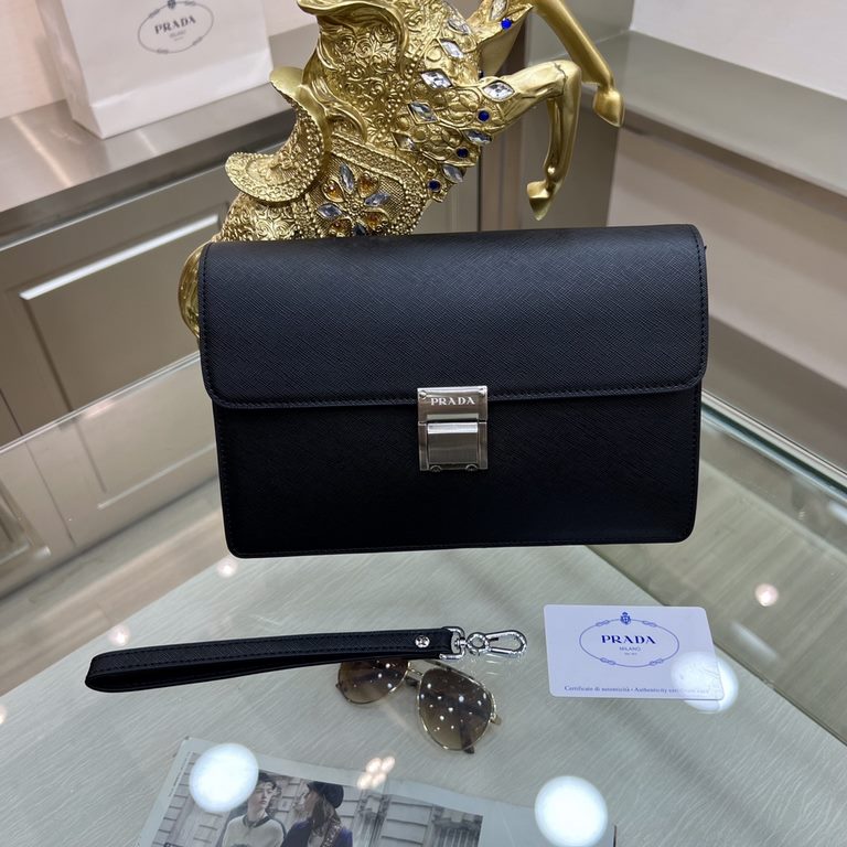 PRADA Prada new men's stereotypical clutch bag, made of imported cross grain cowhide leather, with top quality hardware, is one of the best in the handbag series. It is suitable for both businessmen and trendsetters. [co