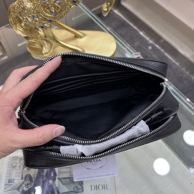 PRADA Prada new clutch bag, shoulder bag shipment, fashionable style, high end gas! Using the first layer of imported cross grain leather cattle with original hardware Home travel must-have products  Model 9508-3Size 27-