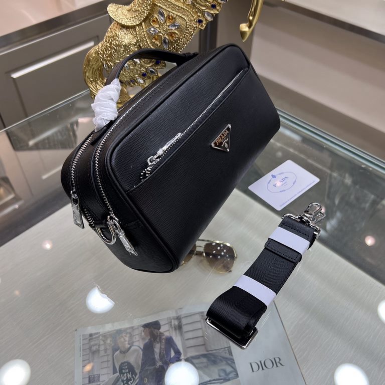 PRADA Prada new clutch bag, shoulder bag shipment, fashionable style, high end gas! Using the first layer of imported cross grain leather cattle with original hardware Home travel must-have products  Model 9508-3Size 27-