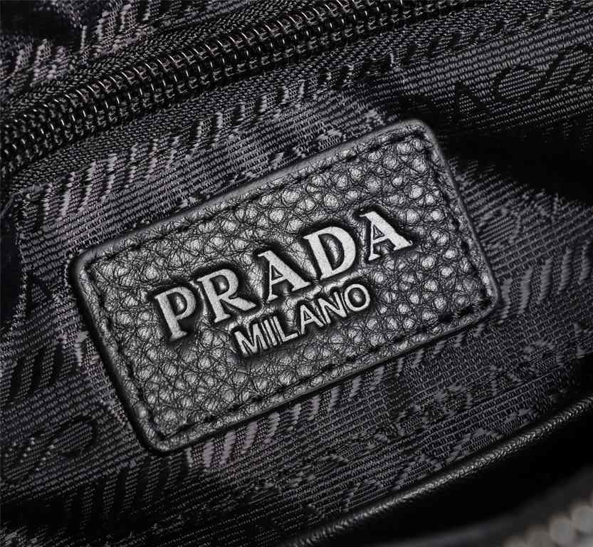 Model 0242-3B. Model 0242-3B. PRADA Prada original single channel goods simple atmospheric models version of the very good effect of the original hardware accessories leather special soft counter size 25x27x5.