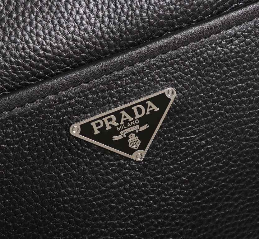 Model 0242-3B. Model 0242-3B. PRADA Prada original single channel goods simple atmospheric models version of the very good effect of the original hardware accessories leather special soft counter size 25x27x5.