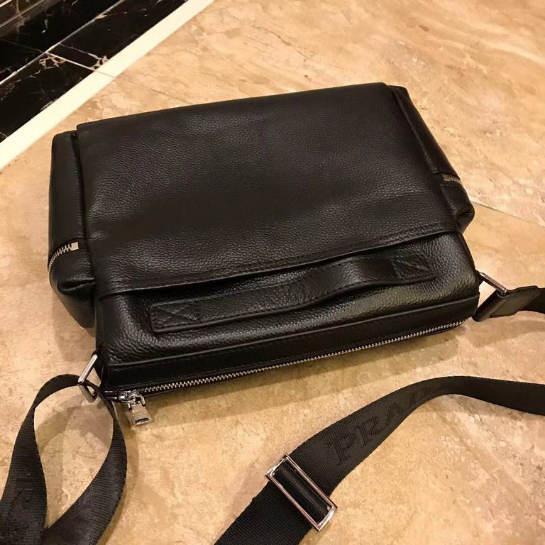 Prada 2022 New  Prada monogrammed logo on the front   Versatile and practical tote bag in soft calf leather. Dual pockets  Convenient storage ~ Size 35-26-12 Black Model 0225