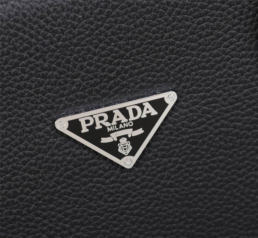 【Top Original Quality】 2022 Newest Prada Briefcase The original European imported cowhide outlines the iconic lines, made with imported equipment, fashionable and trendy, counter quality, more zipper pockets and internal