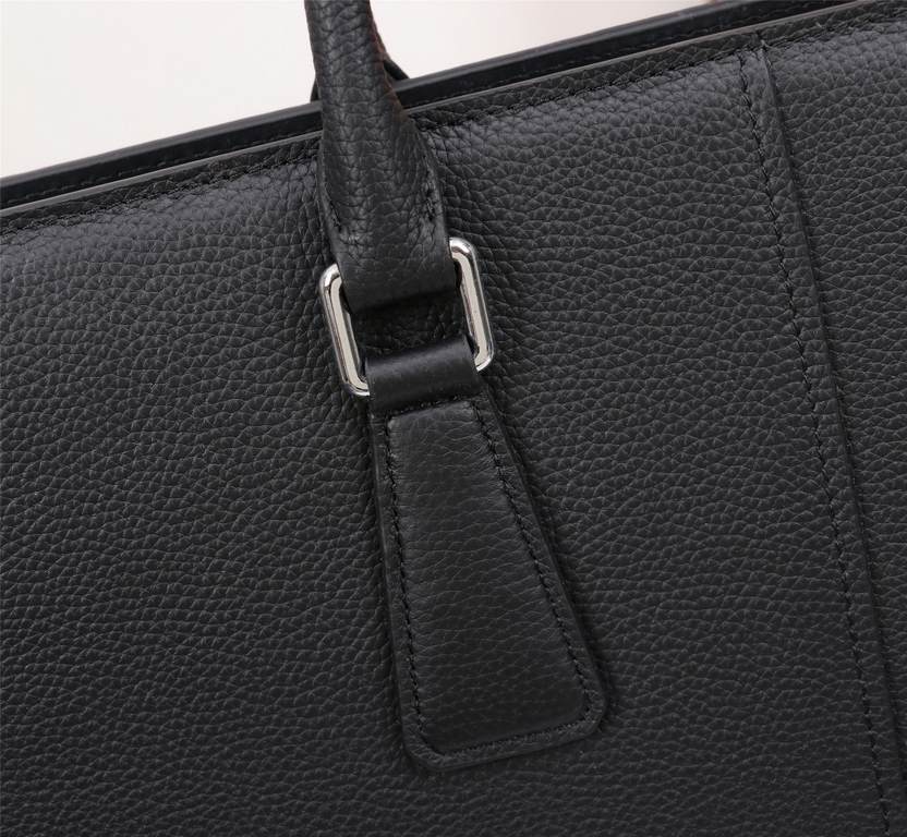 【Top Original Quality】 2022 Newest Prada Briefcase The original European imported cowhide outlines the iconic lines, made with imported equipment, fashionable and trendy, counter quality, more zipper pockets and internal