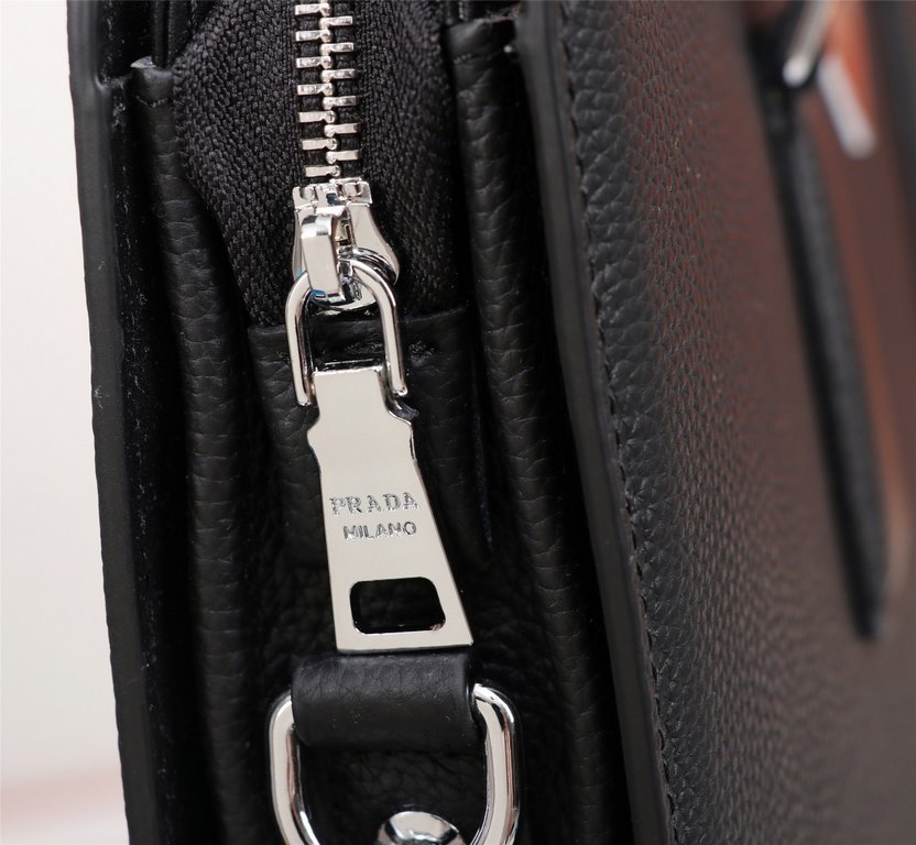 【Top Original Quality】 2022 Newest Prada Briefcase The original European imported cowhide outlines the iconic lines, made with imported equipment, fashionable and trendy, counter quality, more zipper pockets and internal