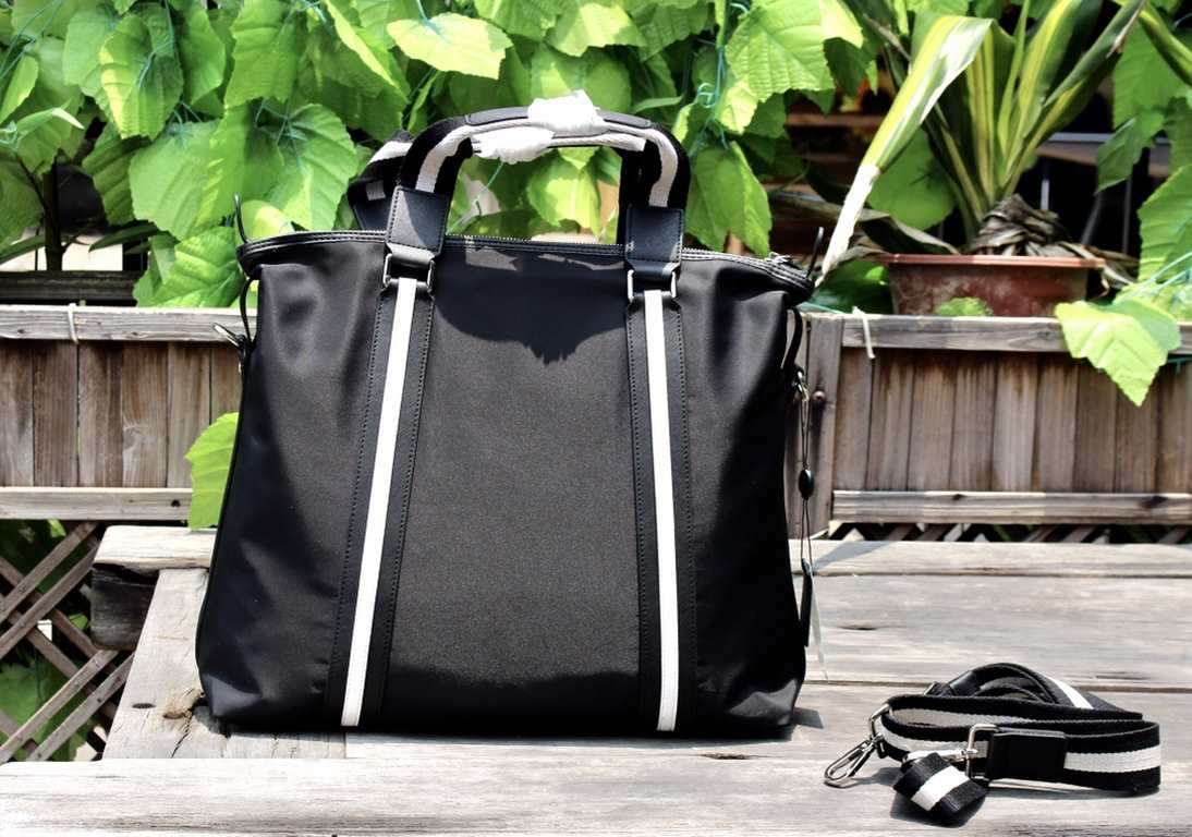 Lot, original quality prada travel bag [Product Specifications] W40xH36xD13cm. [Product Material] imported parachute cloth.          【Product Details】：Black color, give goods 【Product Model】：0328-1.